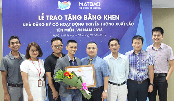 Mắt Bão nhận bằng khen của Trung tâm Internet Việt Nam 4